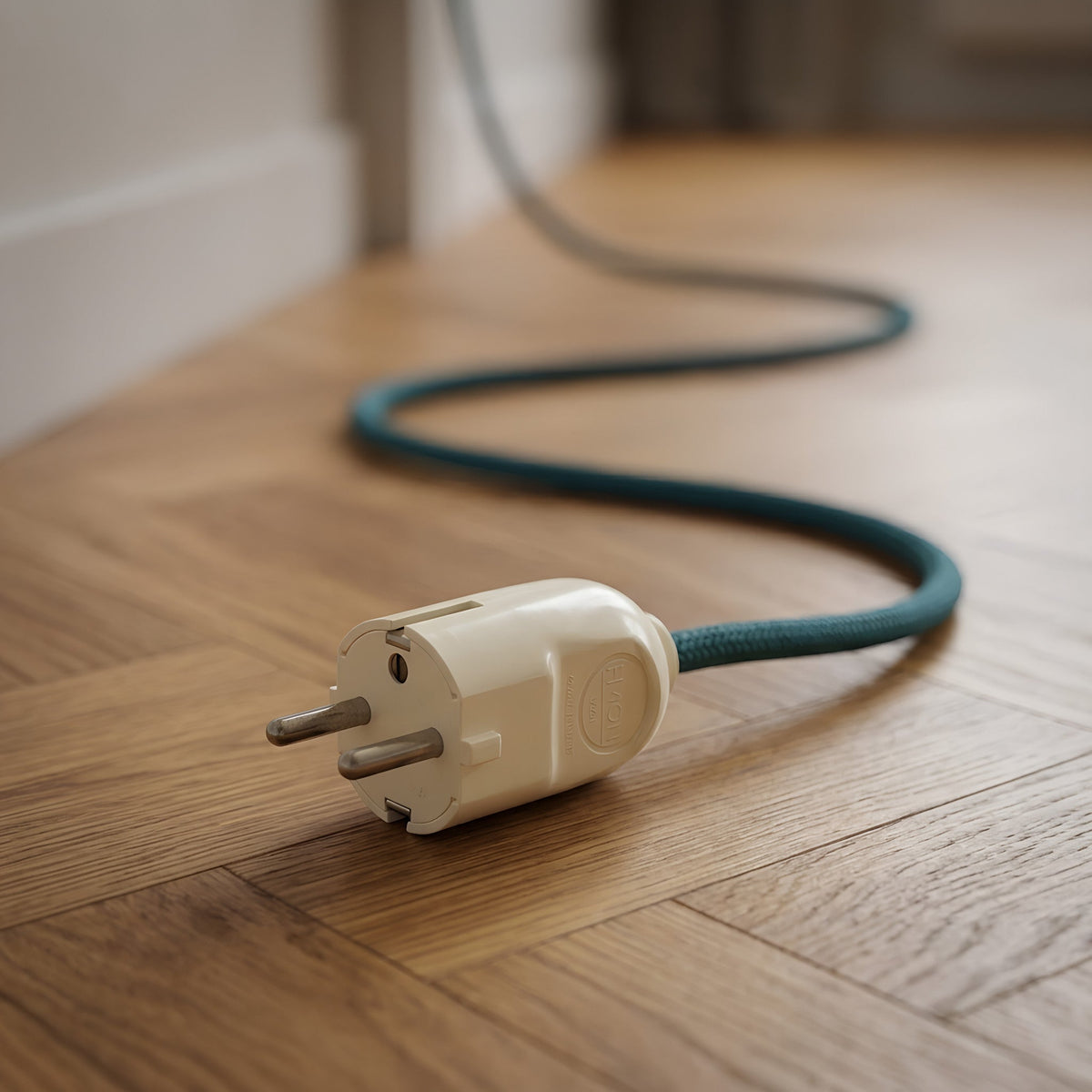 Straight Schuko plug for light fitting