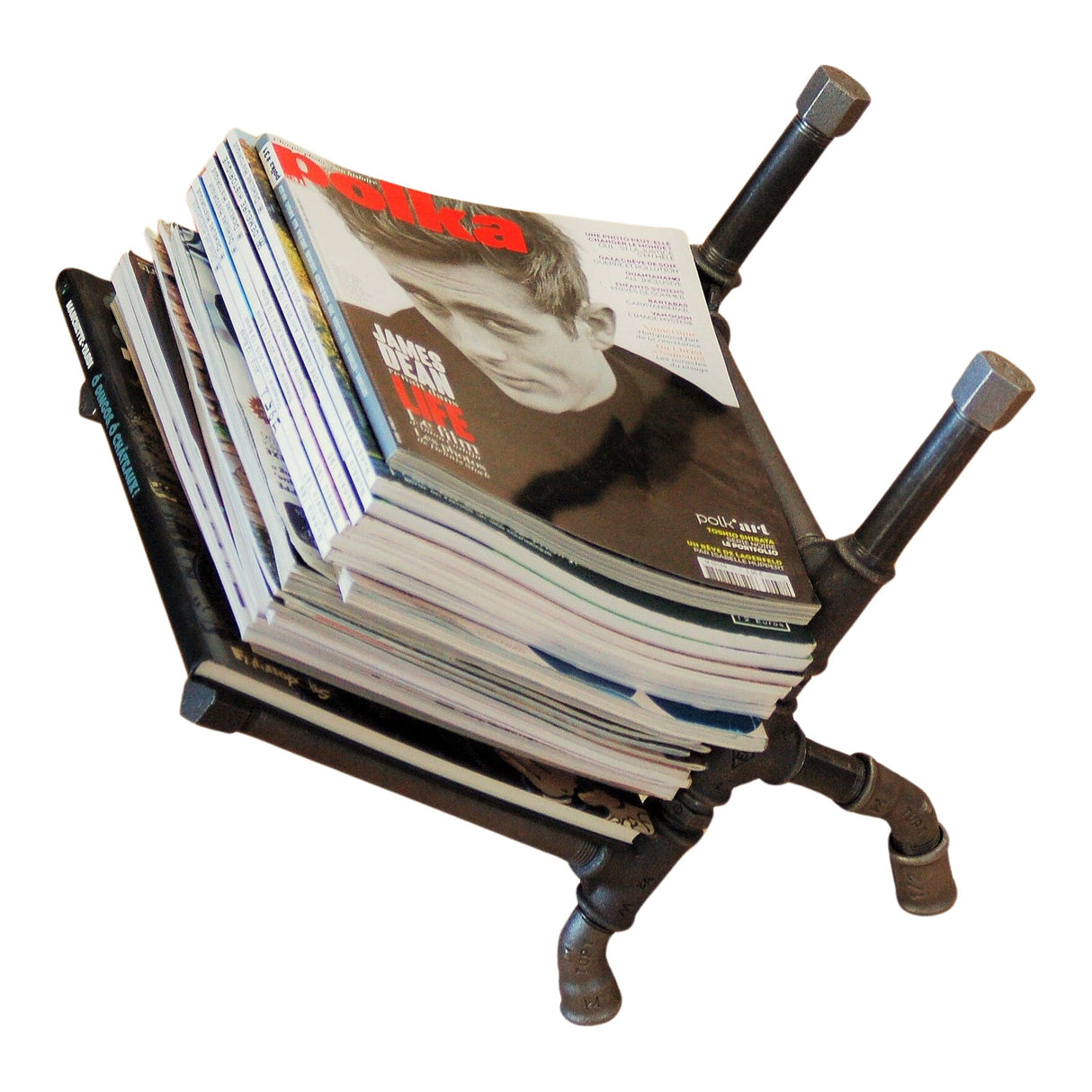 Porte-revues industriel en fonte rempli de magazines