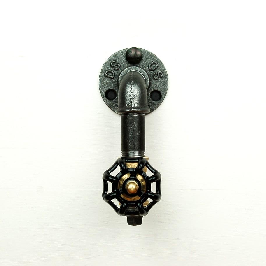 crochet porte manteau en plomberie avec raccords laiton et volant noir avec écrou laiton fixation par bride