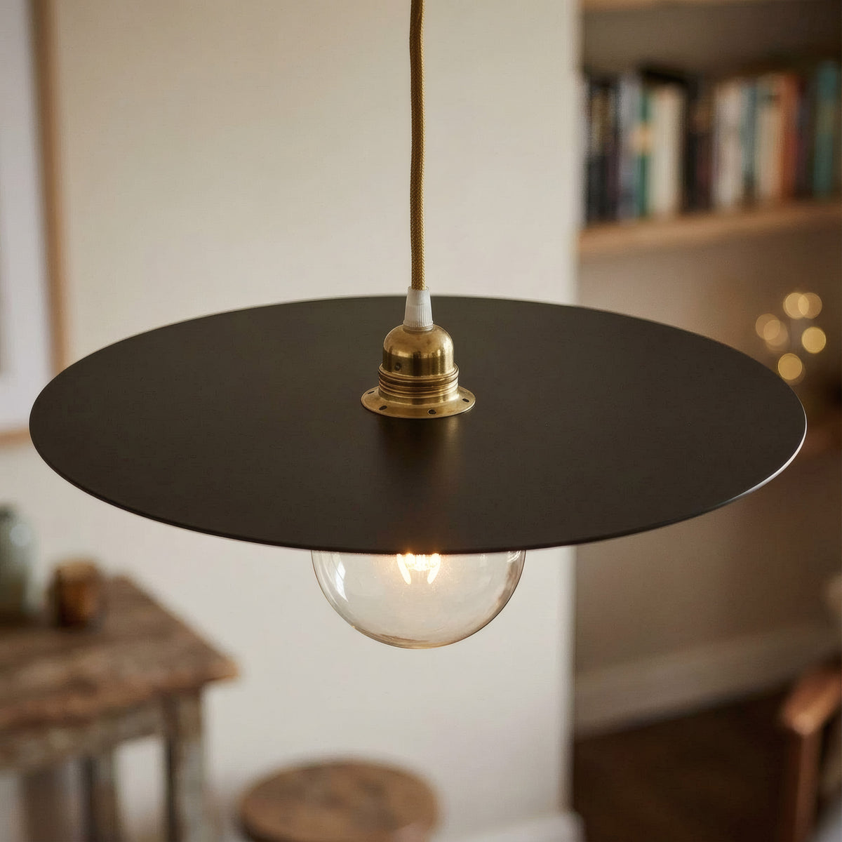 Flat disc lampshade in iron, Ø 40 cm, for E27 socket — Black