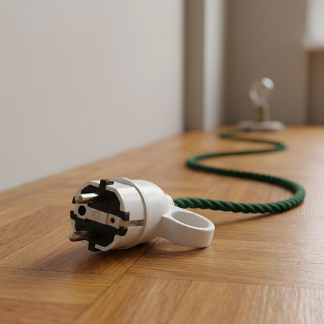 Schuko male plug with pull-out ring