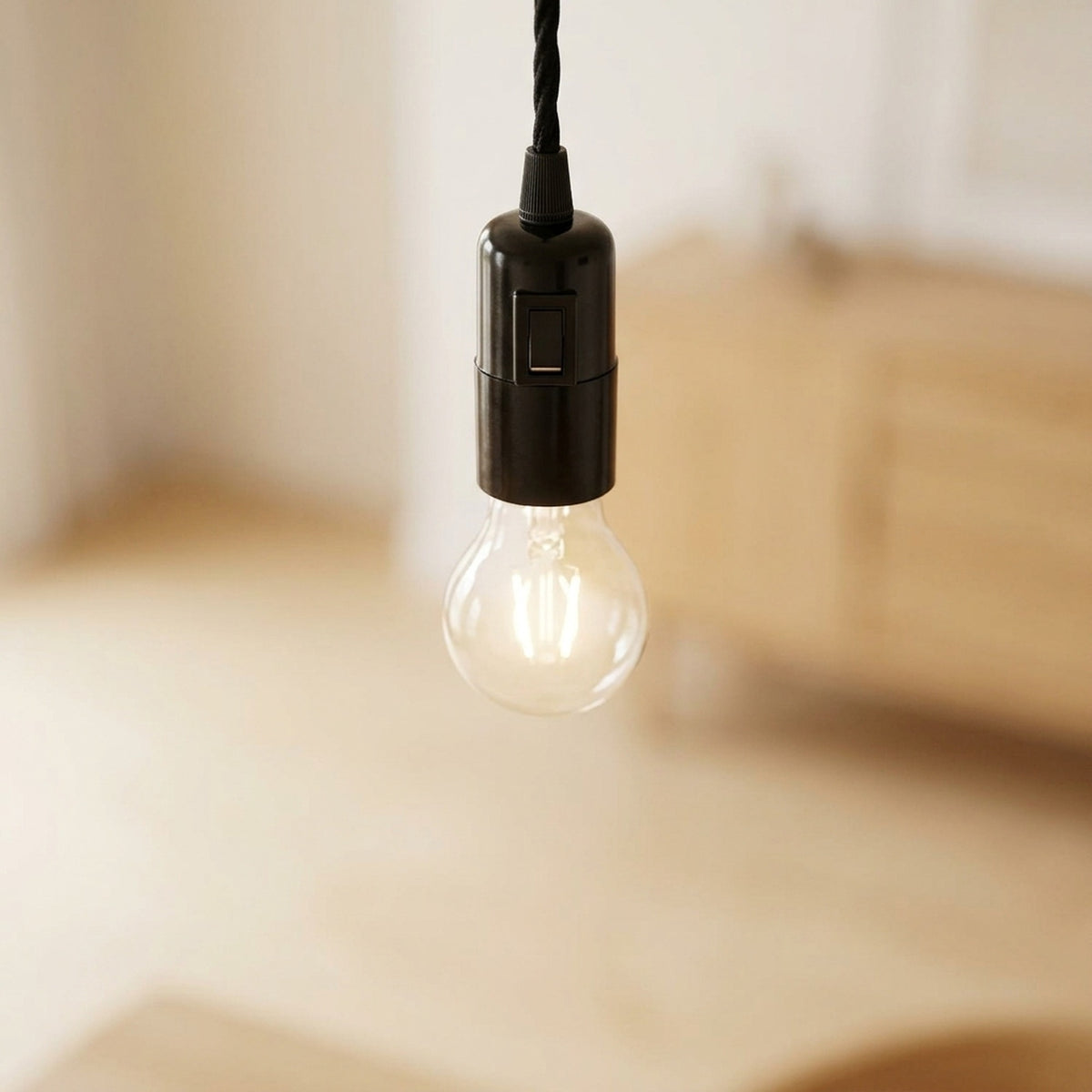 E27 bakelite socket with switch — Black