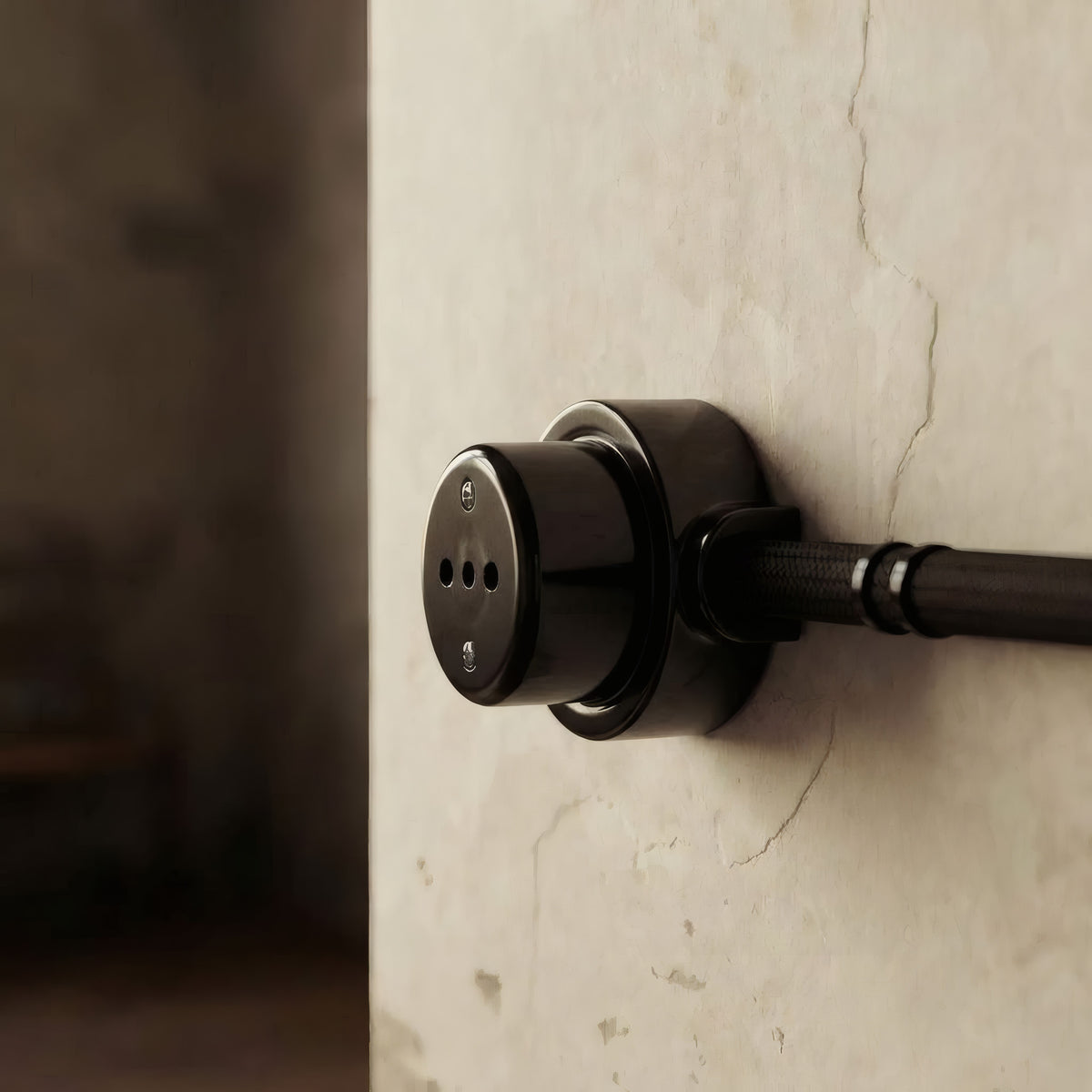 Porcelain wall socket and base kit — Italian 2P+T 10/16 A / Black / 1 conduit entry