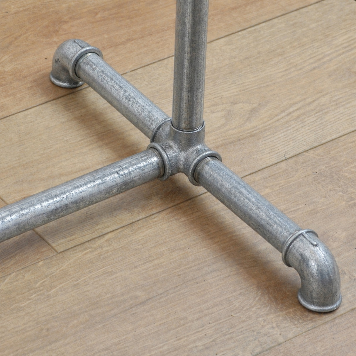 Detail of the reinforced foot of the galvanized industrial rack